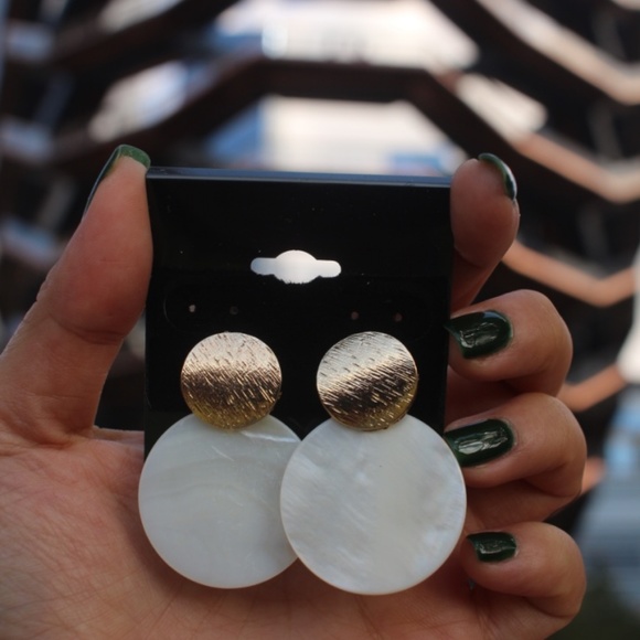 New Geometric round circle shell dainty earrings - Picture 6 of 7